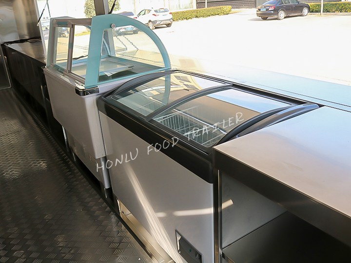 Refrigerator or fresh-keeping cabinet in food trailer